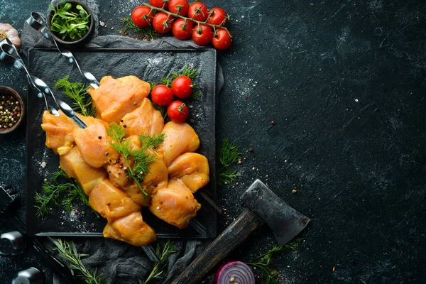 Kebap. Siyah tabakta baharatlı çiğ tavuk şişleri. Üst Manzara. Boş kopyalama alanı.