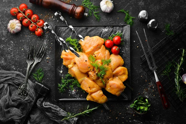 Kebap. Siyah tabakta baharatlı çiğ tavuk şişleri. Üst Manzara. Boş kopyalama alanı.