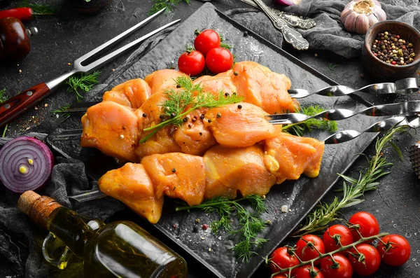 Kebap. Siyah tabakta baharatlı çiğ tavuk şişleri. Üst Manzara. Boş kopyalama alanı.