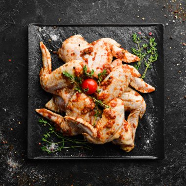 Acılı soslu çiğ tavuk kanadı. Barbekü. Üst Manzara. Boş kopyalama alanı.