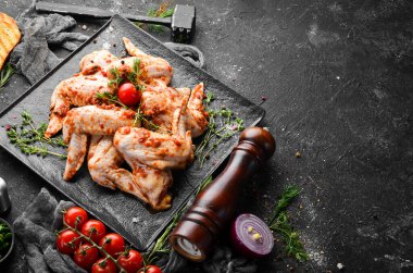 Acılı soslu çiğ tavuk kanadı. Barbekü. Üst Manzara. Boş kopyalama alanı.