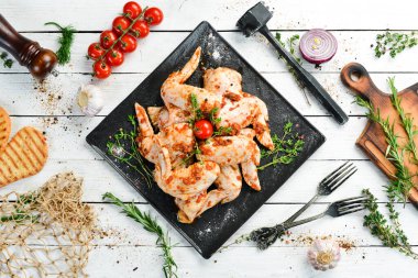 Acılı soslu çiğ tavuk kanadı. Barbekü. Üst Manzara. Boş kopyalama alanı.