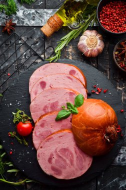 Dana eti, baharat ve bitkilerle haşlanmış sosis. Üst Manzara. Metin için boş alan.