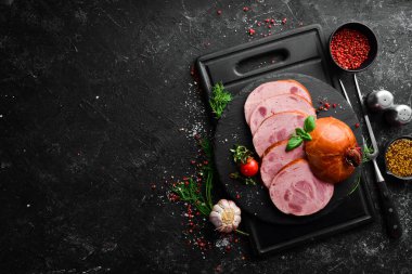 Dana eti, baharat ve bitkilerle haşlanmış sosis. Üst Manzara. Metin için boş alan.