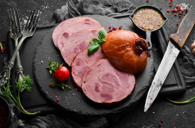 Dana eti, baharat ve bitkilerle haşlanmış sosis. Üst Manzara. Metin için boş alan.