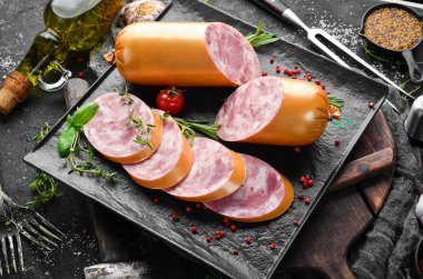 Sandviç için haşlanmış sosis. Kahvaltıda. Üst Manzara. Metin için boş alan.