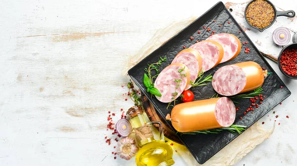 Sandviç için haşlanmış sosis. Kahvaltıda. Üst Manzara. Metin için boş alan.