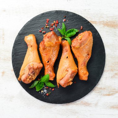 Baharat ve bitkilerle tütsülenmiş tavuk budu. Üst Manzara. Metin için boş alan.