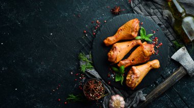 Baharat ve bitkilerle tütsülenmiş tavuk budu. Üst Manzara. Metin için boş alan.