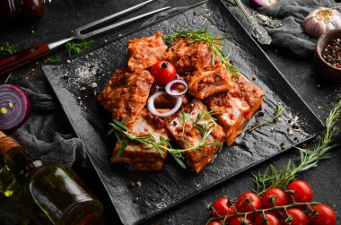 Acı biber ve baharatla marine edilmiş çiğ pirzola. Üst Manzara. Boş kopyalama alanı.