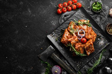 Acı biber ve baharatla marine edilmiş çiğ pirzola. Üst Manzara. Boş kopyalama alanı.