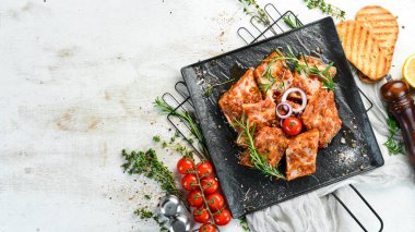 Acı biber ve baharatla marine edilmiş çiğ pirzola. Üst Manzara. Boş kopyalama alanı.