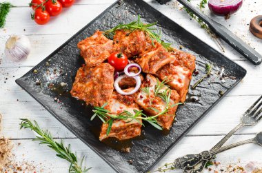 Acı biber ve baharatla marine edilmiş çiğ pirzola. Üst Manzara. Boş kopyalama alanı.