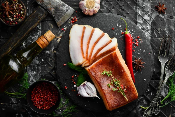 Sarımsak ve tuzlu füme domuz yağı. Üst Manzara. Metin için boş alan.