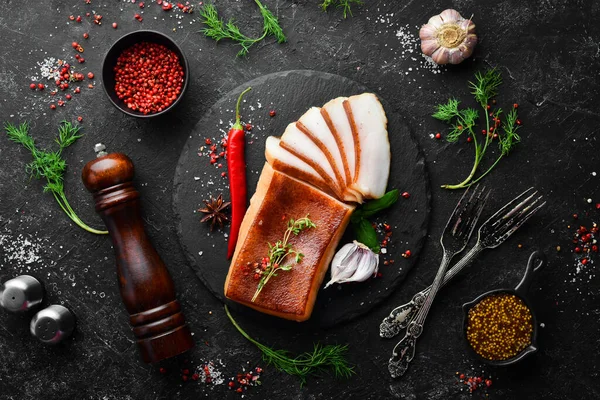 Sarımsak ve tuzlu füme domuz yağı. Üst Manzara. Metin için boş alan.