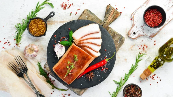 Sarımsak ve tuzlu füme domuz yağı. Üst Manzara. Metin için boş alan.