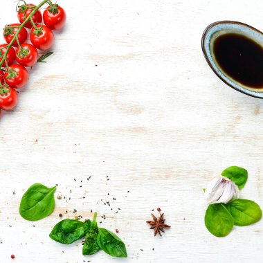 Beyaz ahşap mutfak arka planı. Mutfak masasındaki sebze ve baharatlar. Üst Manzara. Kırsal biçim.