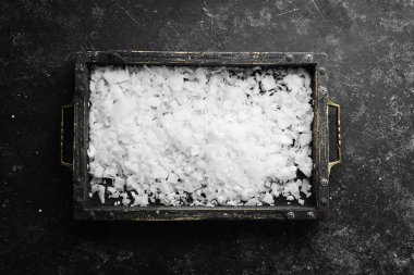 Siyah bir arka planda ezilmiş buz. Üst Manzara. Metnin için boş yer.