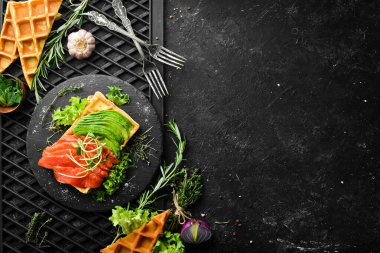 Avokado ve kırmızı balıklı Belçika waffleları. Belçika kahvaltısı. Üst Manzara. Metnin için boş yer.