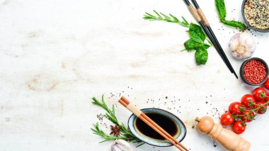 Japon aşçılık geçmişi. Mutfak masasındaki sebze ve baharatlar. Üst Manzara. Kırsal biçim.