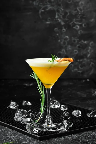 Cóctel Alcohólico Con Espino Cerval Mar Naranja Con Licor Vaso —  Fotos de Stock