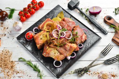 - Et. Çiğ salamura kebap soğan ve baharatla siyah tabakta. Üst Manzara. Boş kopyalama alanı.