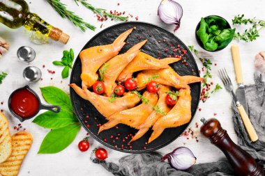 Baharatlı ve biberiyeli füme tavuk kanadı. Üst Manzara. Kırsal biçim.