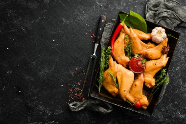 Baharatlı ve biberiyeli füme tavuk kanadı. Üst Manzara. Kırsal biçim.