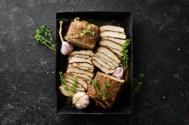 Biber ve sarımsaklı tuzlanmış domuz yağı. Geleneksel Ukrayna yemekleri. Üst Manzara. Kırsal biçim.