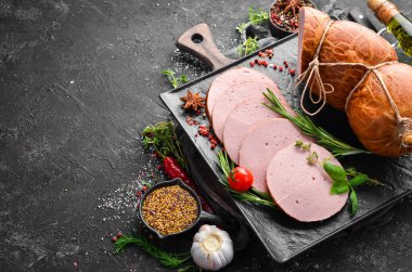 Geleneksel sandviç sosisi. Kahvaltıda. Üst Manzara. Metin için boş alan.