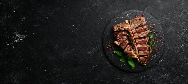Sappige Gegrilde Biefstuk Van Angus Met Specerijen Kruiden Een Zwarte — Stockfoto
