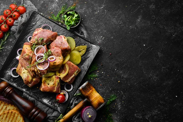 Hús Nyers Pácolt Kebab Hagymával Fűszerekkel Egy Fekete Tányéron Első — Stock Fotó