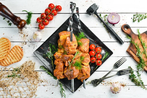 Çiğ dana şiş. Kebap Barbeküsü. Üst Manzara. Boş kopyalama alanı.