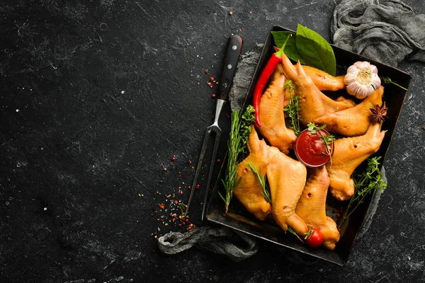 Baharatlı ve biberiyeli füme tavuk kanadı. Üst Manzara. Kırsal biçim.