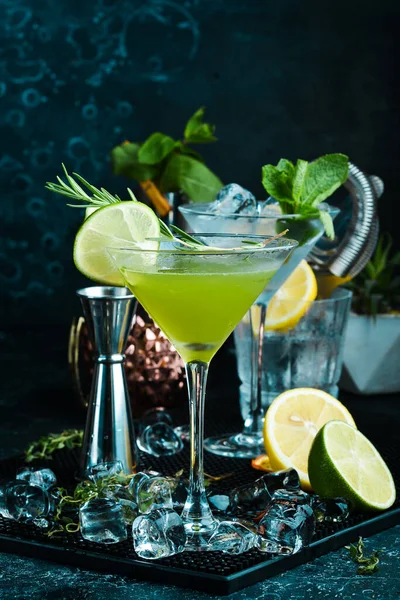 Zielony Koktajl Alkoholowy Limonką Rozmarynem Czarnym Kamiennym Tle Pasek Menu — Zdjęcie stockowe