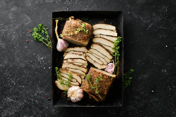 Biber ve sarımsaklı tuzlanmış domuz yağı. Geleneksel Ukrayna yemekleri. Üst Manzara. Kırsal biçim.