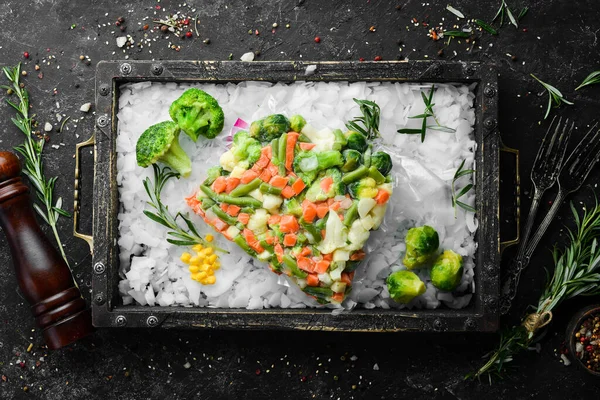 Surtido Verduras Congeladas Sobre Hielo Existencias Comida Vista Superior Espacio —  Fotos de Stock