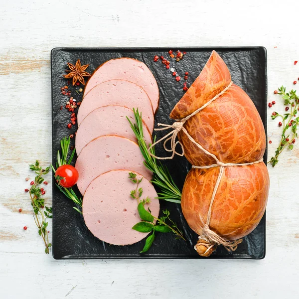 Geleneksel sandviç sosisi. Kahvaltıda. Üst Manzara. Metin için boş alan.