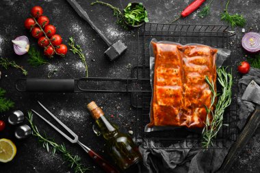 Barbekü. Biber soslu marine edilmiş domuz pirzolası ile vakum ambalajı. Üst Manzara. Metnin için boş yer.