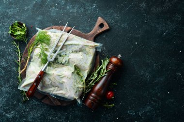 Süpürge ambalajı. Çiğ tavuk kanadı, mayonez sosuyla marine edilmiş. Üst Manzara. Metnin için boş yer.