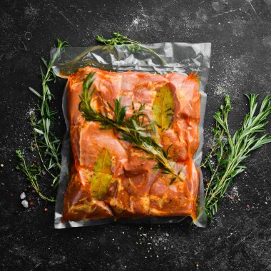 Çiğ dana kebabıyla birlikte vakum paketi. Üst Manzara. Metnin için boş yer.