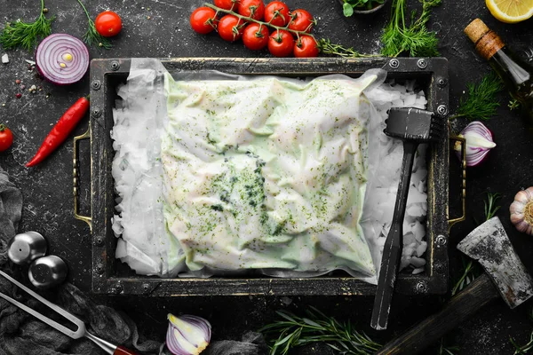 Süpürge ambalajı. Çiğ tavuk kanadı, mayonez sosuyla marine edilmiş. Üst Manzara. Metnin için boş yer.