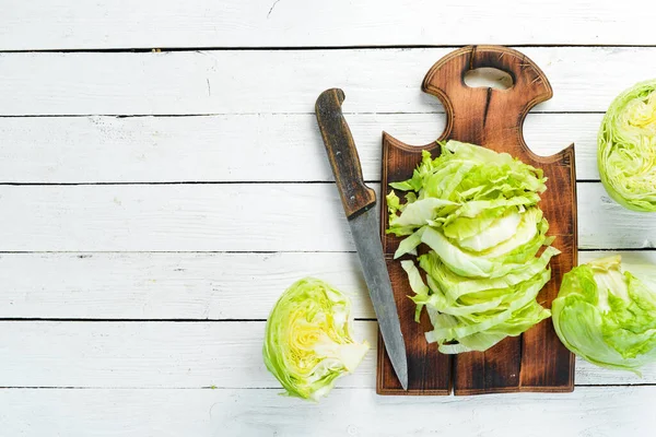 Saláta Fehér Fából Készült Háttérrel Zöld Egészséges Étel Jégsaláta Első — Stock Fotó