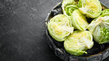 Ahşap bir kutuda buzdağı marulu. Üst Manzara. Boş kopyalama alanı.