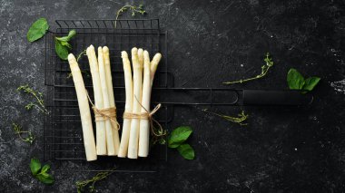 Organik yiyecekler. Siyah arka planda beyaz kuşkonmaz. Sağlıklı yiyecekler. Üst Manzara. Metnin için boş yer.