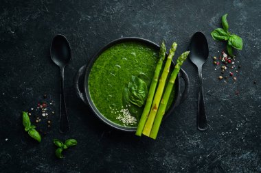 Ispanaklı ve kuşkonmazlı yeşil kremalı çorba. Sağlıklı yiyecekler. Üst Manzara. Metnin için boş yer.