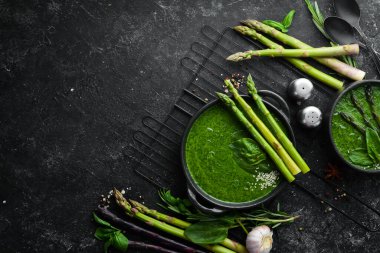 Ispanaklı ve kuşkonmazlı yeşil kremalı çorba. Sağlıklı yiyecekler. Üst Manzara. Metnin için boş yer.