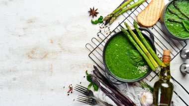 Ispanaklı ve kuşkonmazlı yeşil kremalı çorba. Sağlıklı yiyecekler. Üst Manzara. Metnin için boş yer.