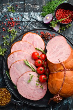 Doğal kaplamalı haşlanmış sosis. Üst Manzara. Metin için boş alan.