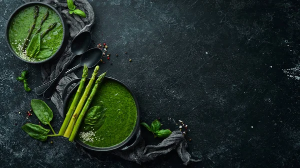 Ispanaklı ve kuşkonmazlı yeşil kremalı çorba. Sağlıklı yiyecekler. Üst Manzara. Metnin için boş yer.